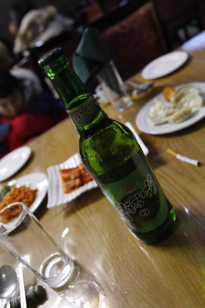 大同江啤酒瓶身上的中文浮雕显得格外扎眼